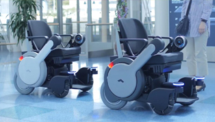 机器电动轮椅“WHILL NEXT”和交通向导标牌 — 羽田机场的贴心服务方案