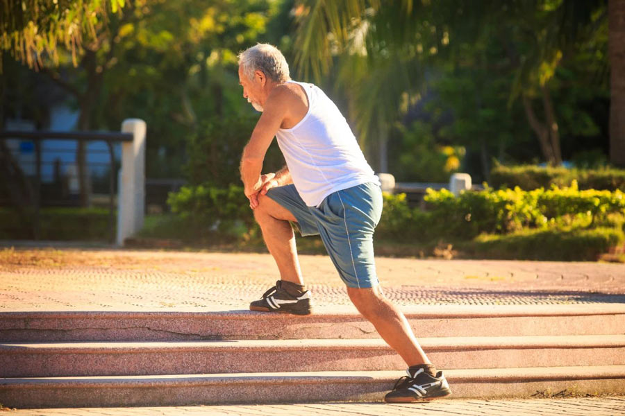 你会发现，坚持运动的老人往往腰板挺直、充满力量。/图虫创意