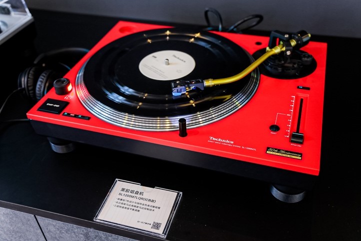 图：松下SL-1200M7L 系列50周年纪念版黑胶唱盘机