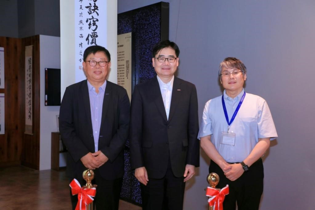 本间总代表（中）、赵副总裁总（左）、与新田馆长（右）为经营理念特别展进行揭幕剪彩