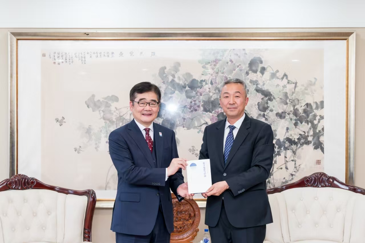 本间总代表与康旭东副校长互换礼物 本间总代表与康旭东副校长互换礼物