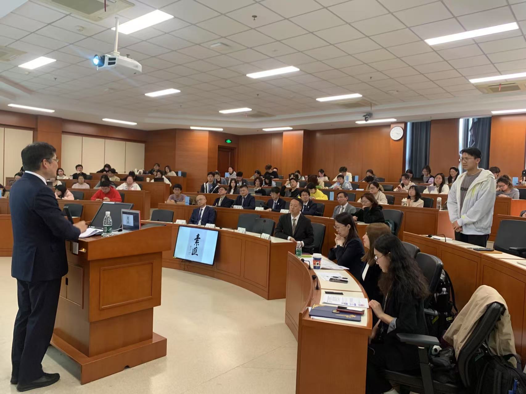 本间总代表与到场学生进行互动 本间总代表与到场学生进行互动