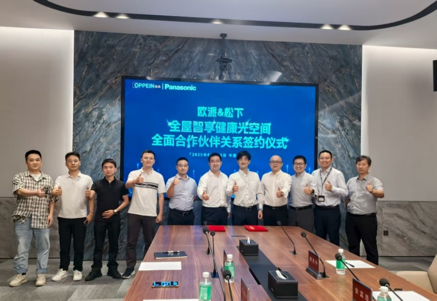 松下电器中国东北亚公司照明事业部总监松田贤治带领其团队出席与欧派智能家居与照明项目部负责人侯奎及其团队的签约仪式 松下电器中国东北亚公司照明事业部总监松田贤治带领其团队出席与欧派智能家居与照明项目部负责人侯奎及其团队的签约仪式