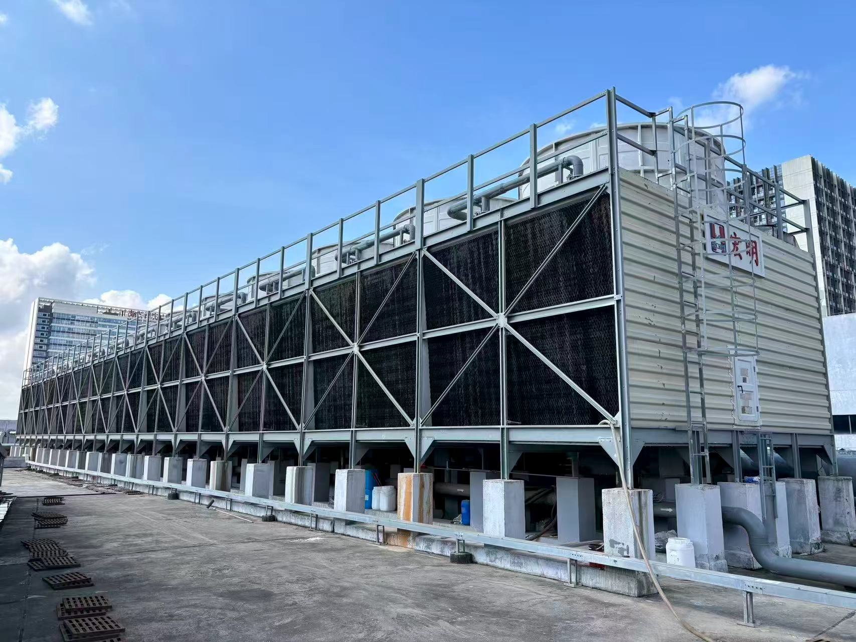 节能改造与控制对象设备示例（左：冷冻机，右：冷却塔）