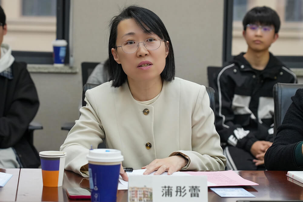 蒲彤蕾总监及王磊高级资深工程师向高校师生介绍松下事业和奖学金相关工作