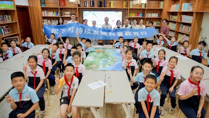 松下校园科普课 玩转电磁列车 小学生电学实验课堂