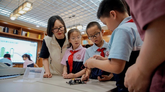 松下绿能车科普课堂 小学生学习低碳出行与清洁能源知识