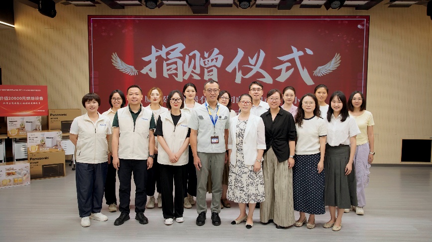 松下与厦门天安小学公益捐赠仪式全体人员合影