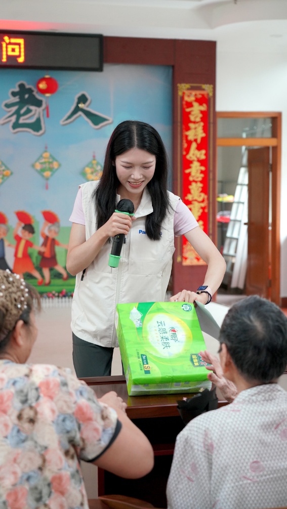 松下志愿者与老人们进行互动游戏