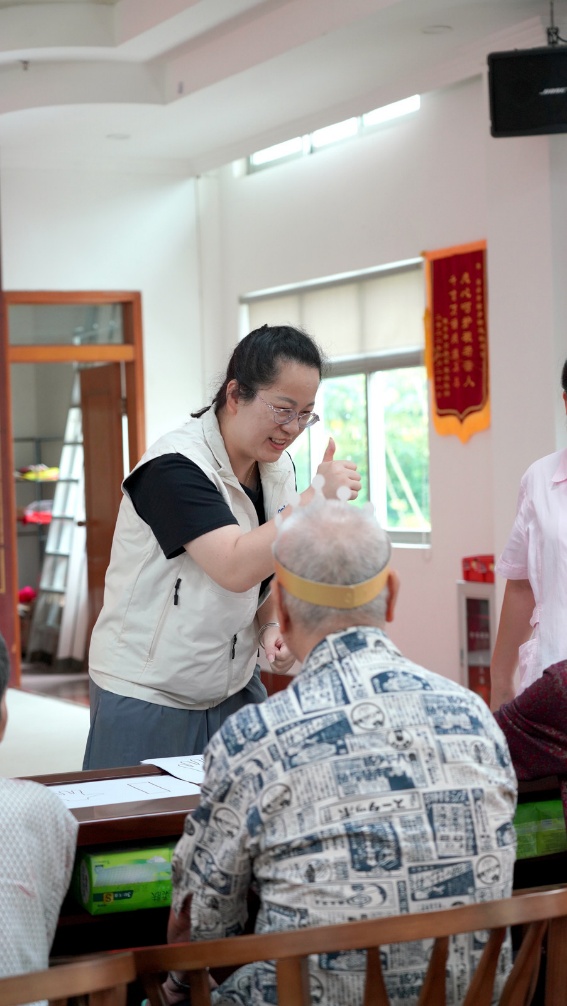 松下志愿者与老人们进行互动游戏