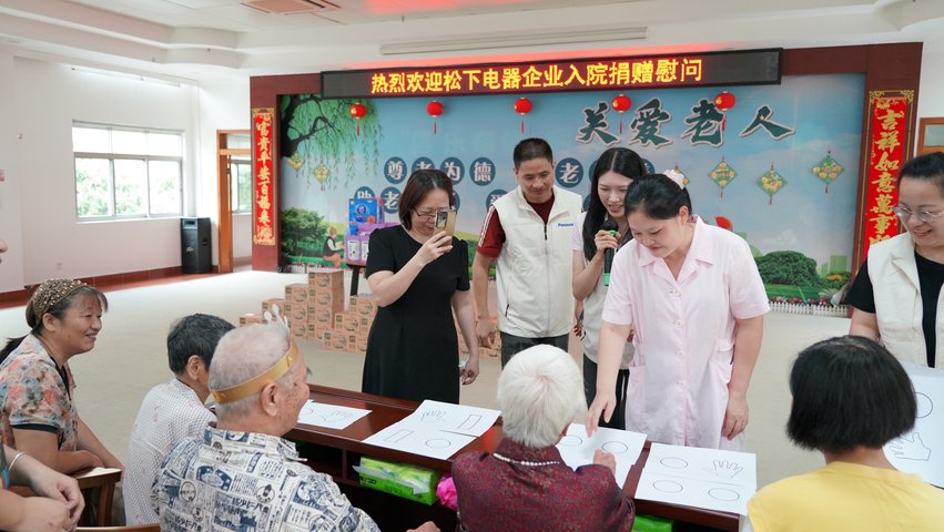 志愿者协助老人完成“左右脑协同挑战”