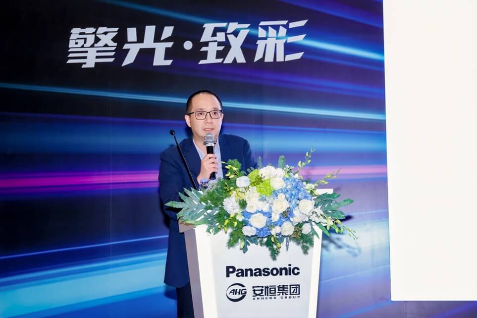 松下影像显示（深圳）有限公司营业课课长王桐介绍投影机新品
