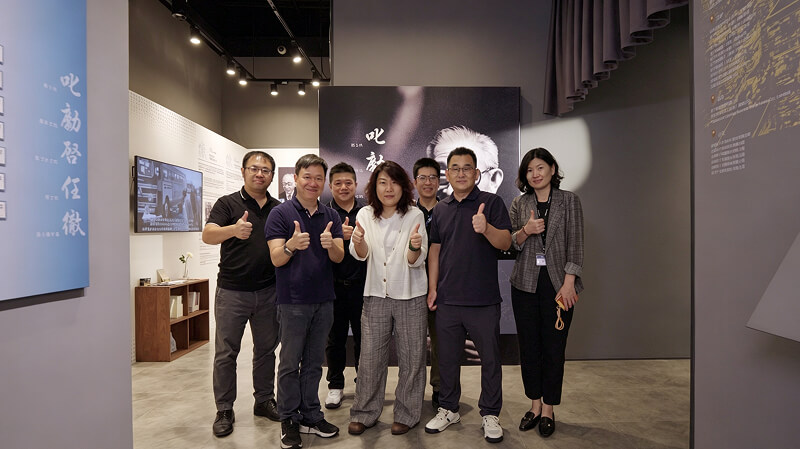 经营干部参观留影