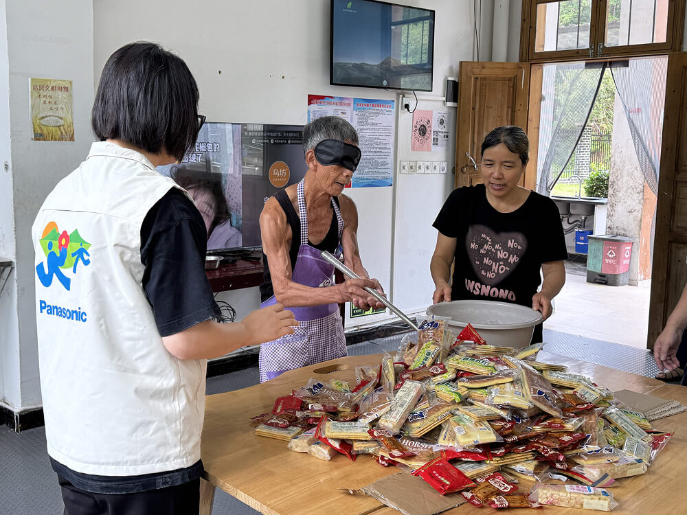 松下志愿者团队与敬老院老人开展互动游戏